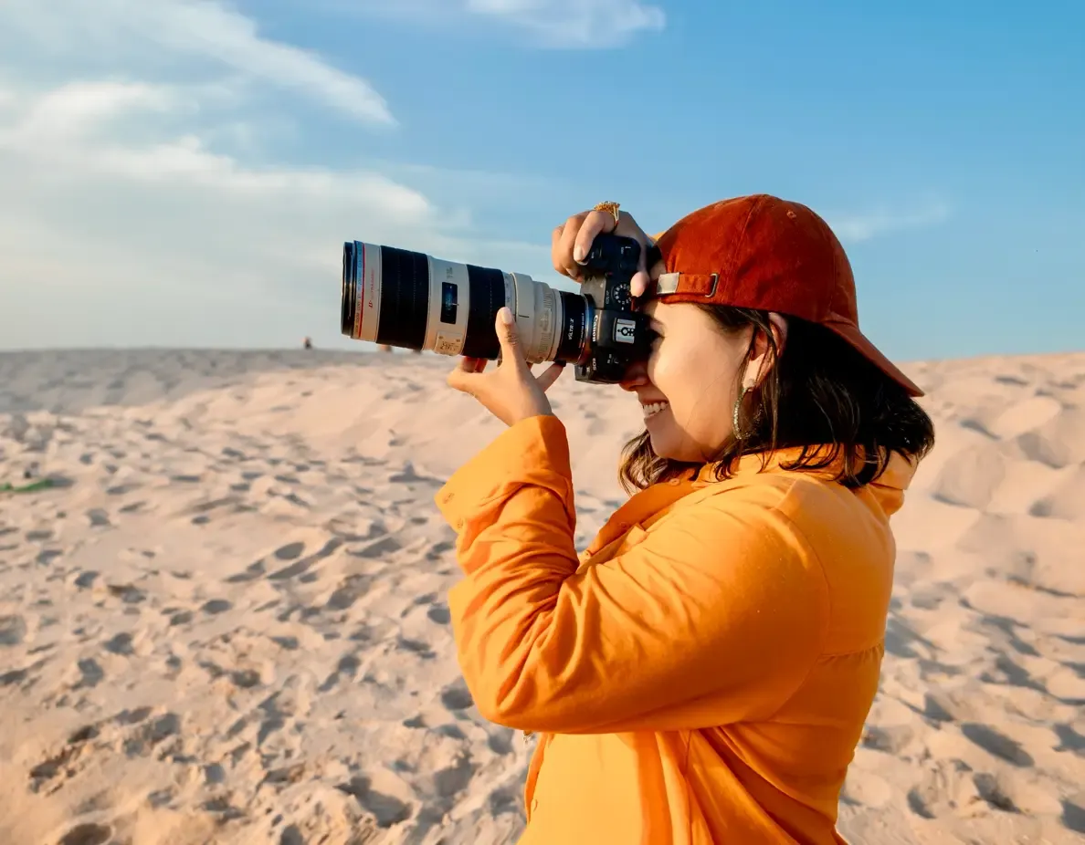Carol Evangelista fotografando na praia