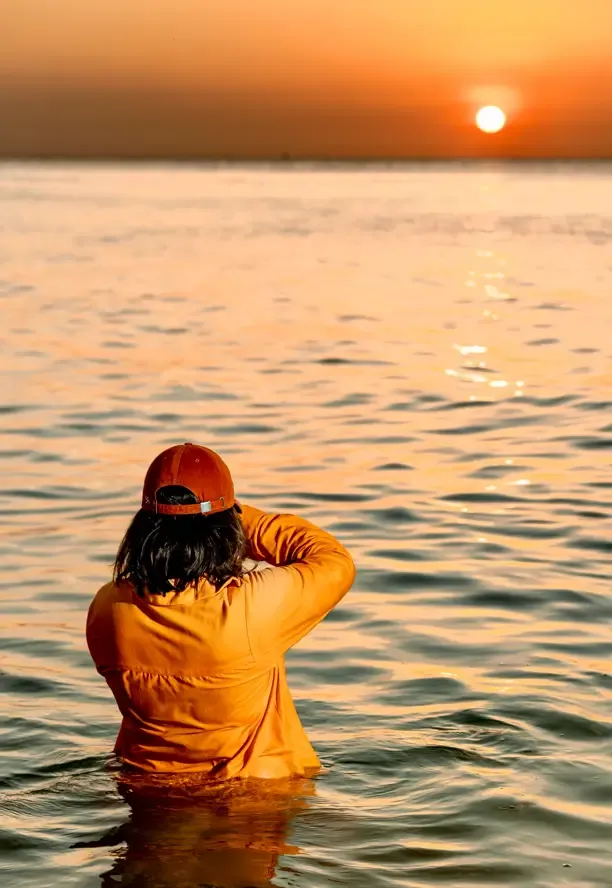Carol Evangelista fotografando no mar