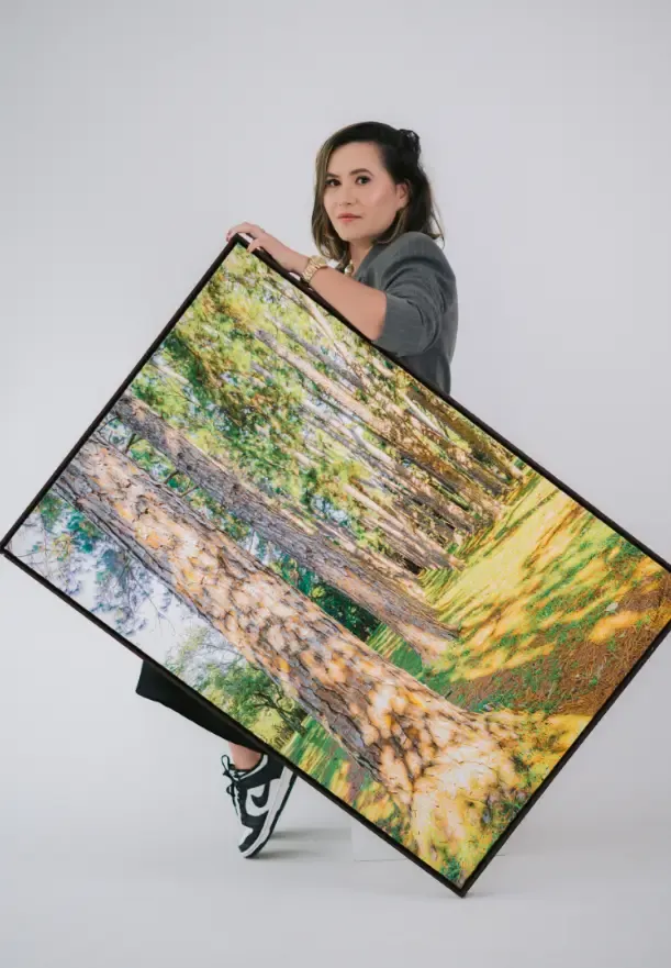 Carol Evangelista com um quadro Fine Art